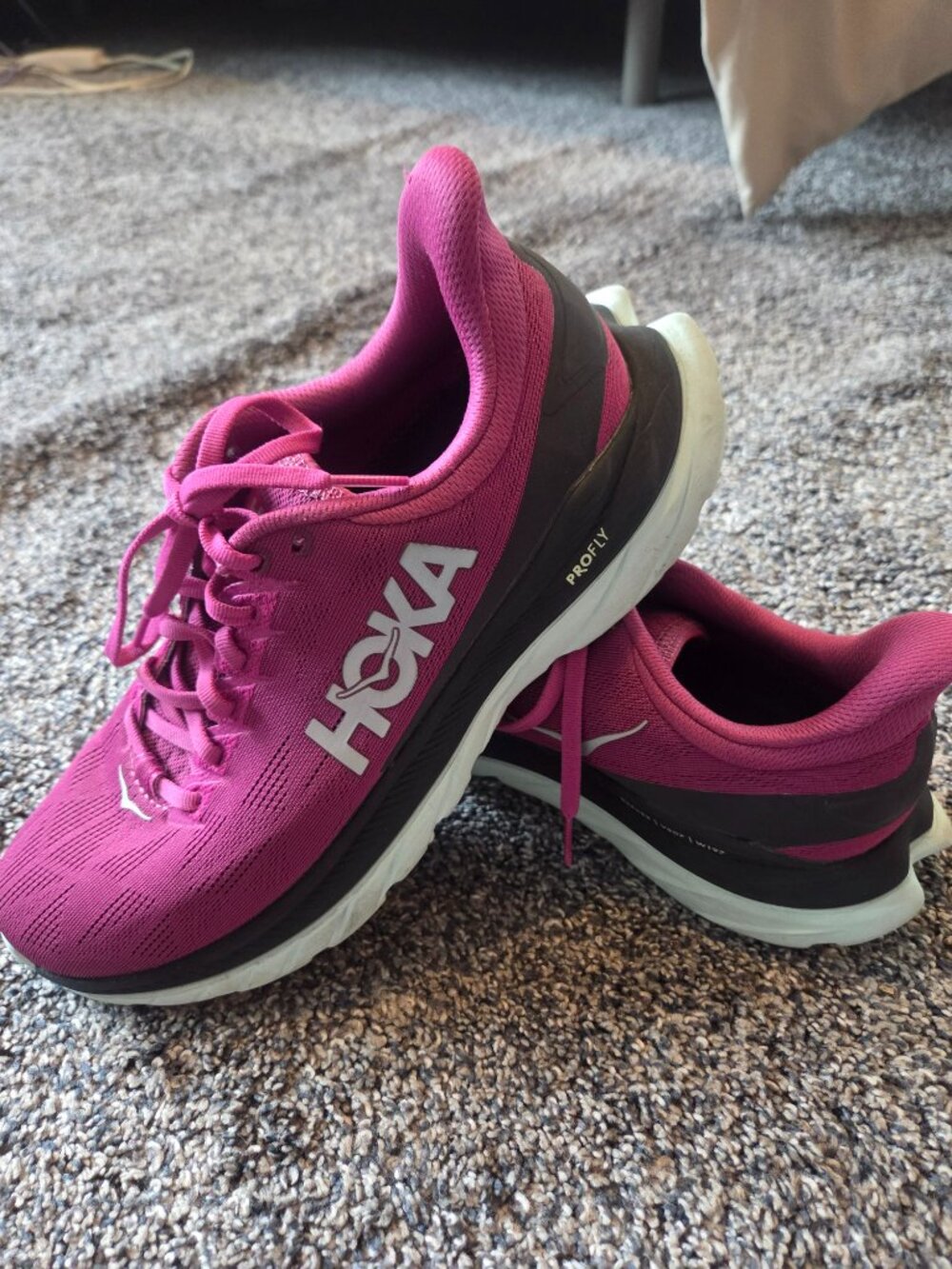 HOKA ONE Womens Mach 4 Textile Synthetic Trainers Magenta 9.5
